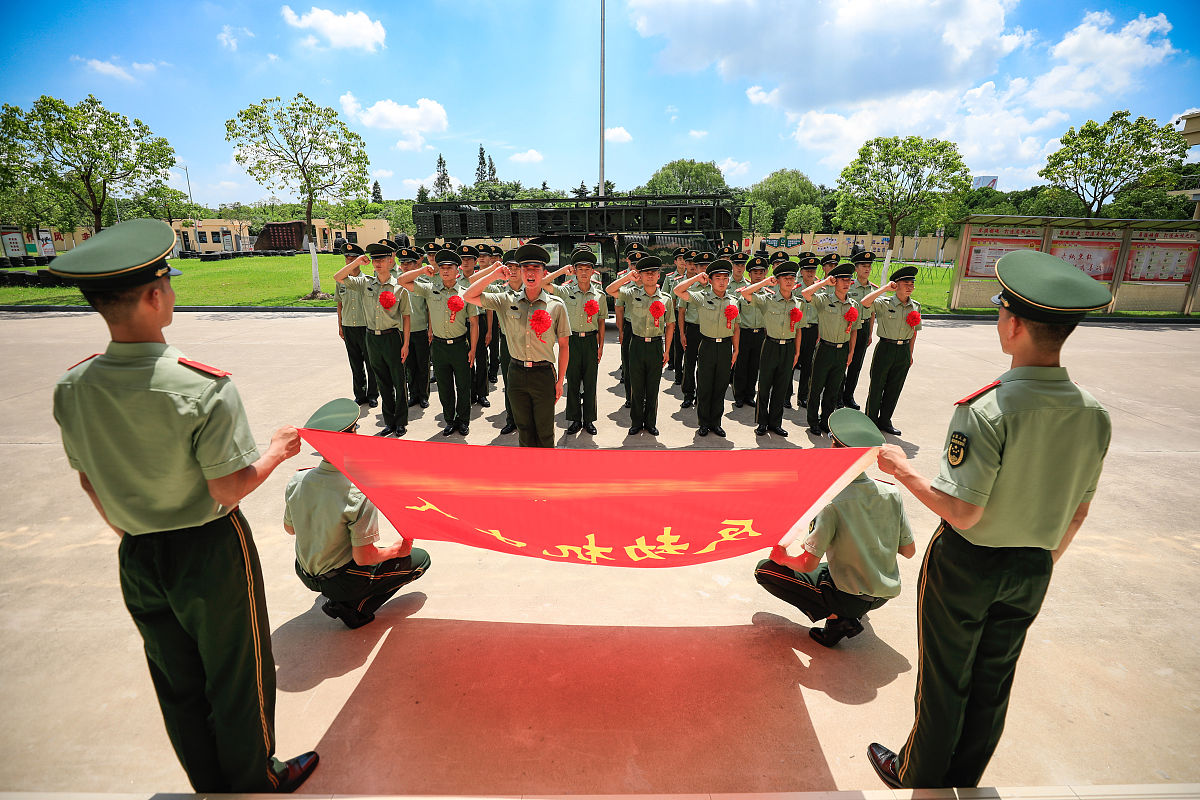 军校祝您元旦快乐！展望新年，共筑军校荣光！