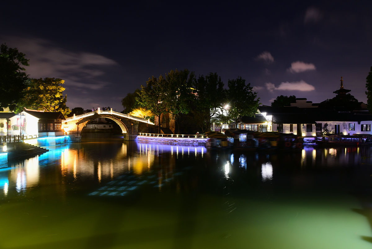 2021年9月11日,江苏苏州,苏州"运河十景"之一的枫桥景区全面亮灯,夜景