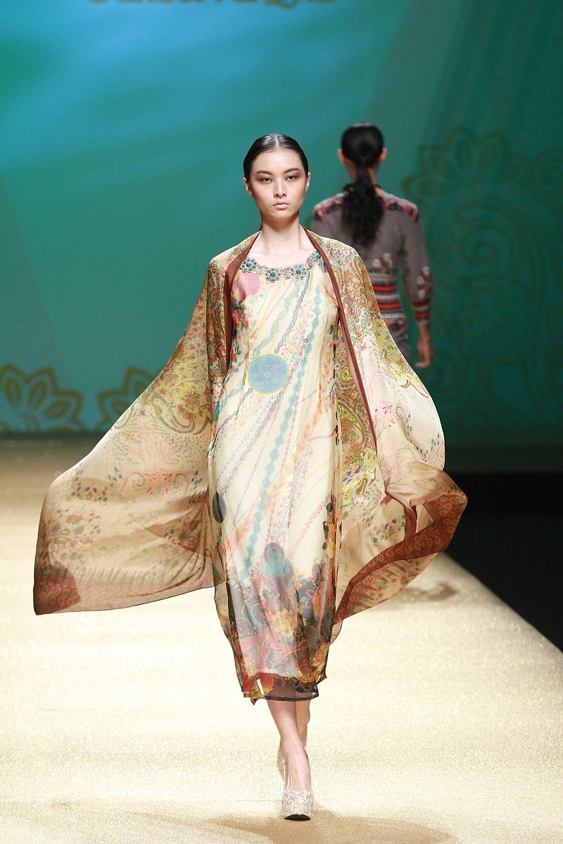 Chinese Fashion Style: Sunset, Moon, and Ancient Pagoda