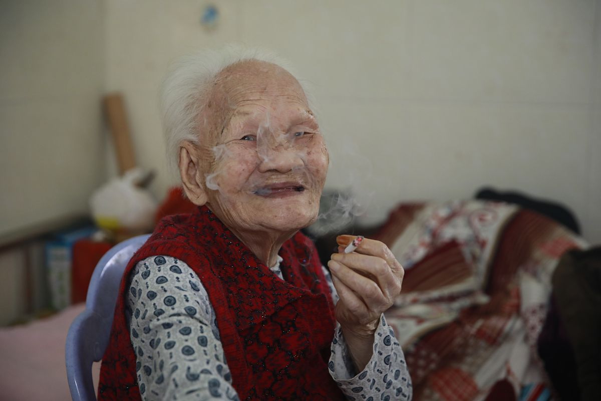 6个月宝宝与99岁太姥姥的温情故事 - 跨越年龄的爱的奇迹