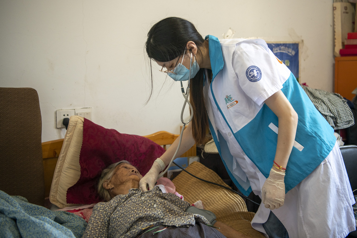 同事女儿摔伤了，如何表达关心？