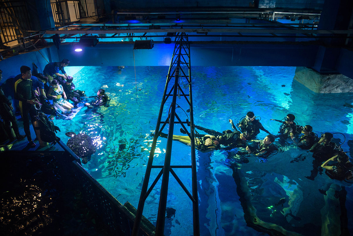 使用户外达人的口吻编写篇1200字人类的探险活动都有哪些种类？哪种探险活动最危险？文章需和读者互动