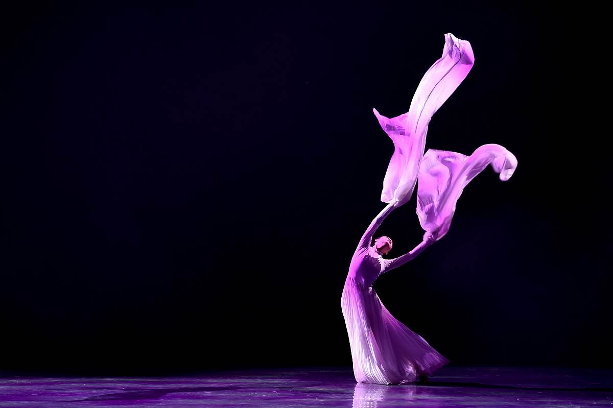 花瓣女舞者：律诗中的曼妙舞姿