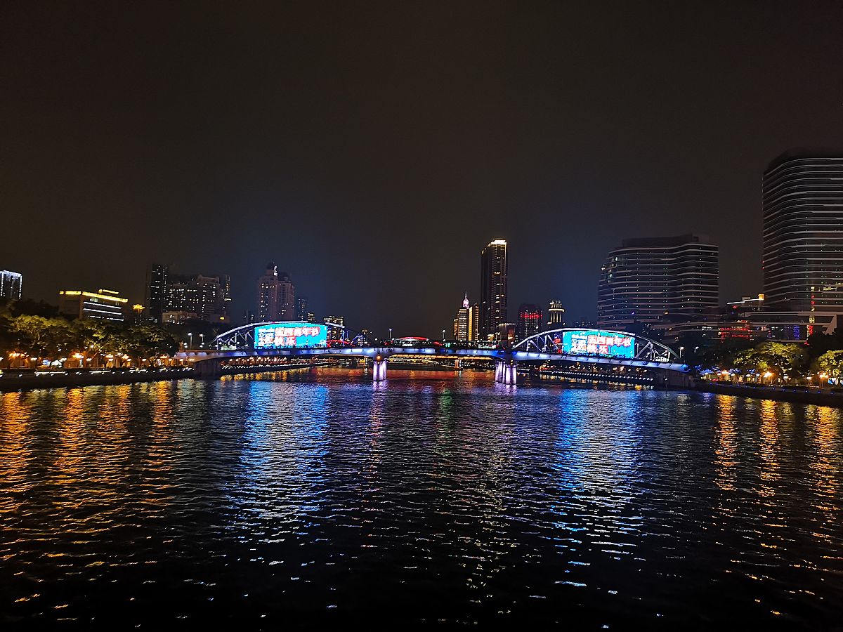 琶洲江边钓鱼：周末夜热门去处，人潮涌动！
