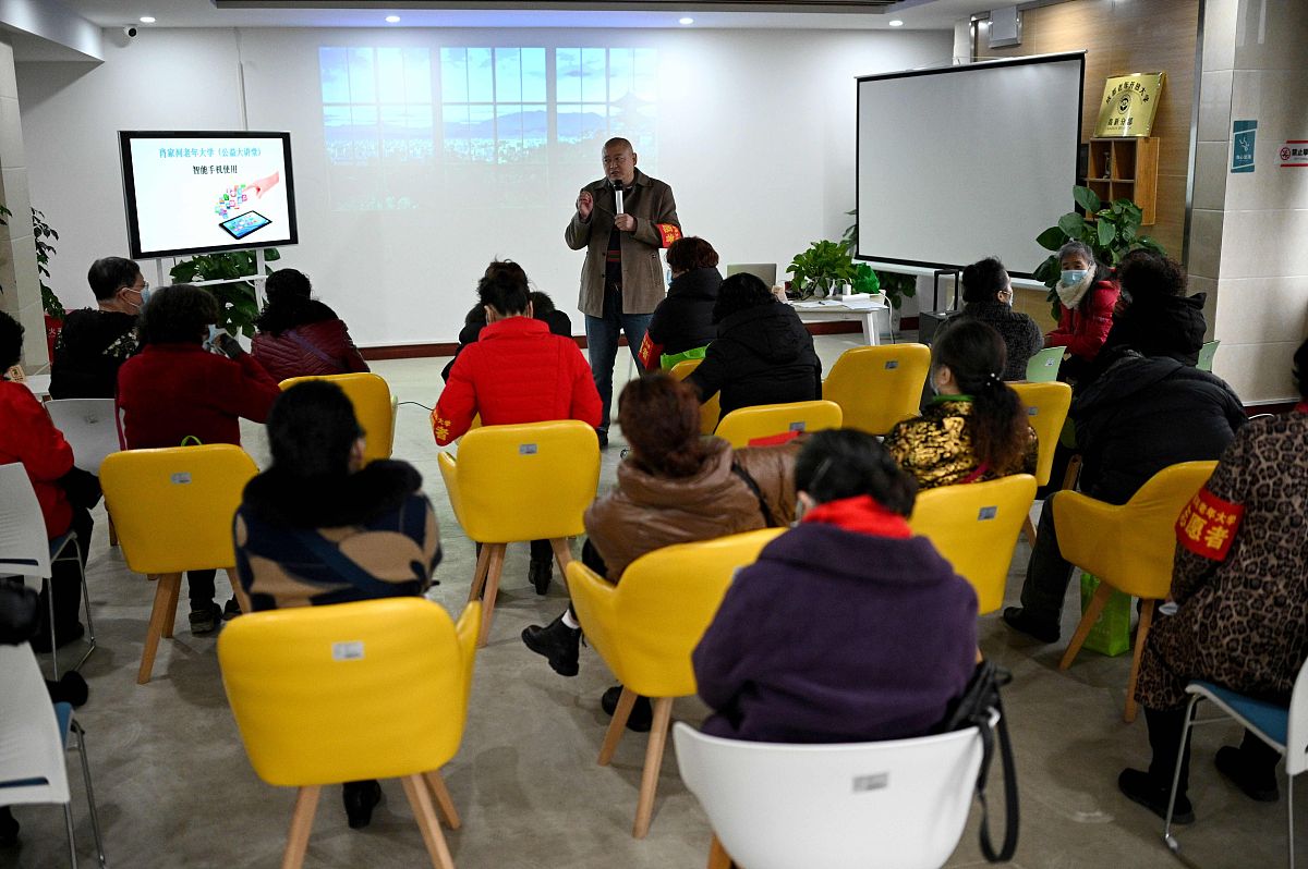 把以下段落用另一种方式叙述意思不变：提出构建提升义乌新城吾悦店员工培训的思路和原则优化以培训需求分析、培训计划制定、培训课程安排、培训效果评估等为着力点的改进方案针对义乌新城吾悦店员工培训体系的问题和优化方案提出实施的具体保障措施。