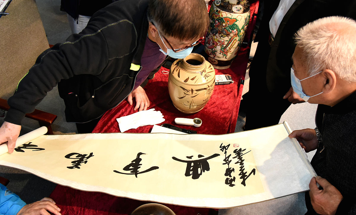 2021年5月18日,江苏连云港市博物馆,文物鉴定专家在为市民免费鉴宝.