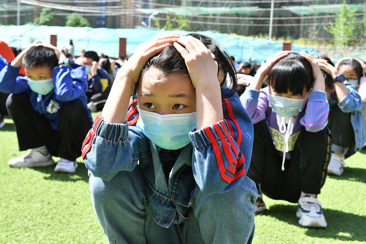 2020年5月12日,合肥,在蚌埠路第二小学,学生们正在参加地震应急疏散演