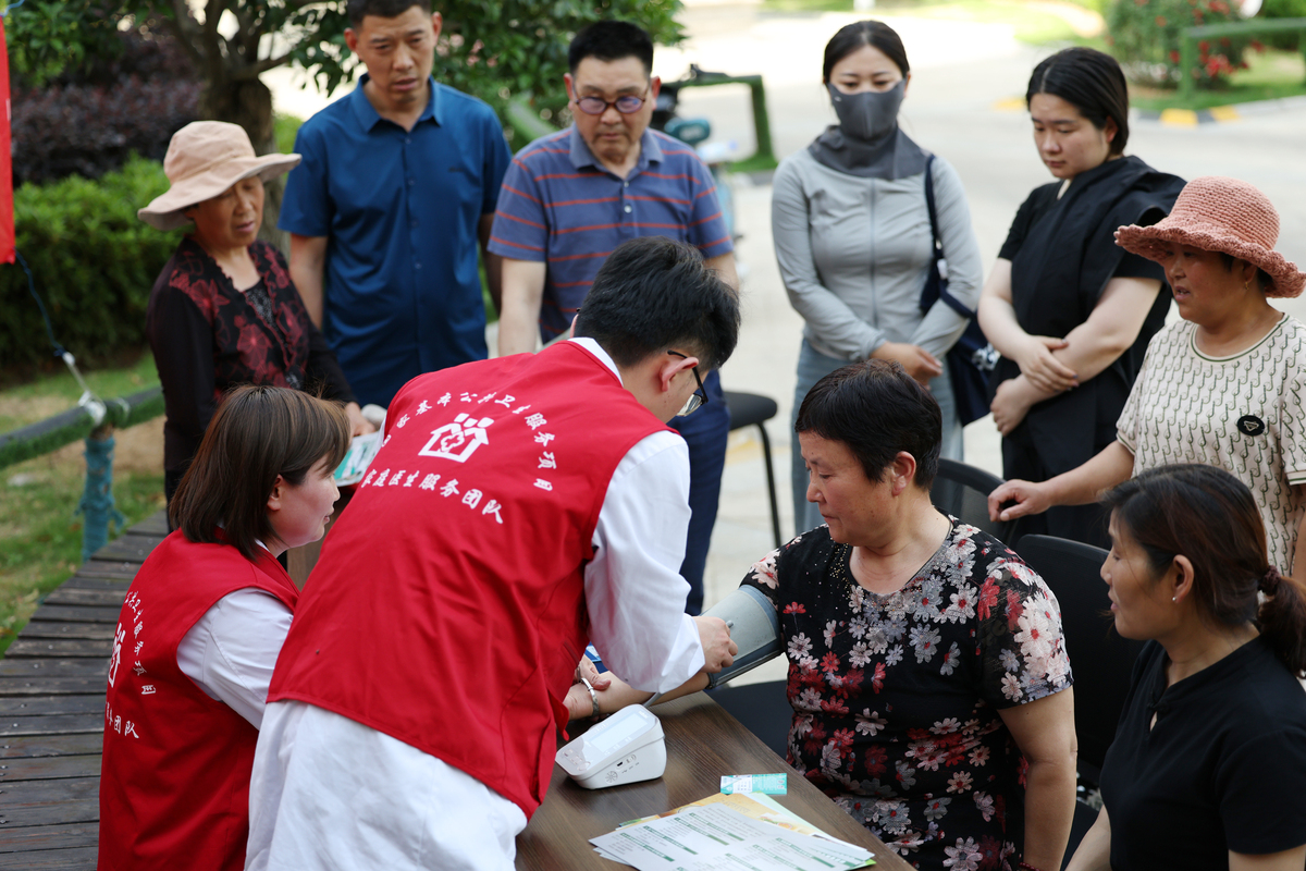 大学生来到敬老院实践的新闻稿