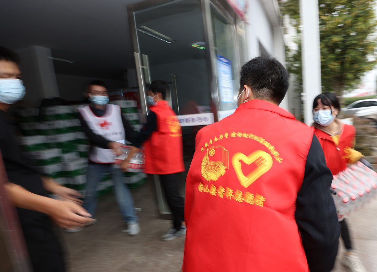 2021年11月2日,江西上饶,爱心人士捐赠的口罩,防护服等防疫物资和矿泉