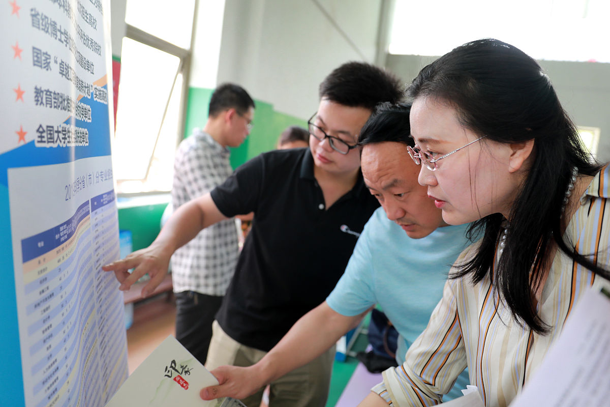 鉴于贫困生的心理发展关乎学生的全面成长也关乎 高校学生思想政治教育与管理在开展高校资助育人工作 中关注经济资助是否就有利于获助贫困大学生的心理表 现学生资助体系中不同资助方式对获助大学生心理表现 的效应结果极为必要。上述研究结果表明大学生心理表 现因子不仅与性别、户籍、是否跨省就读表现出不同的相 关性与助学金的相关性较之助学贷款更为显著。 第一优化高校贫困生资助项目。对两大主要需求性 资助之一的国