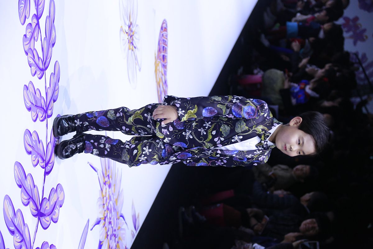 写一首表达刺激情绪的中文电子歌曲歌曲表达的主题为反抗歌词结构为verse1、verse2、Pre-Chorus1、chorus1、chorus2、verse3、verse4、chorus3、Bridge1、chorus4并确保chorus1、chorus2、chorus3、chorus4、verse5、Pre-Chorus2、chorus5、Bridge2、歌词不重复每段歌词结尾使用中文zhene