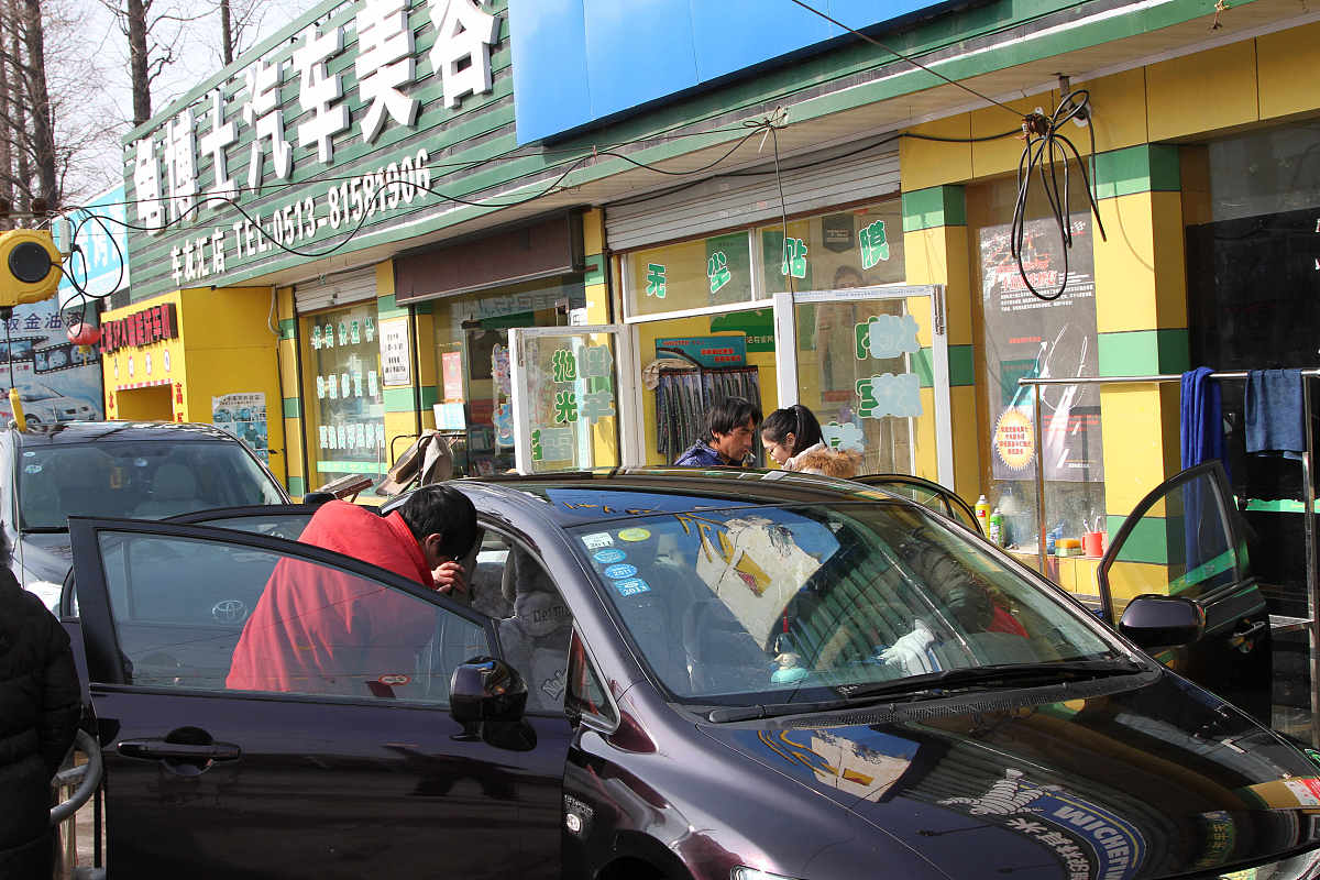 城管查处洗车店占道洗车水果店跨门经营美化城市环境作一篇文章