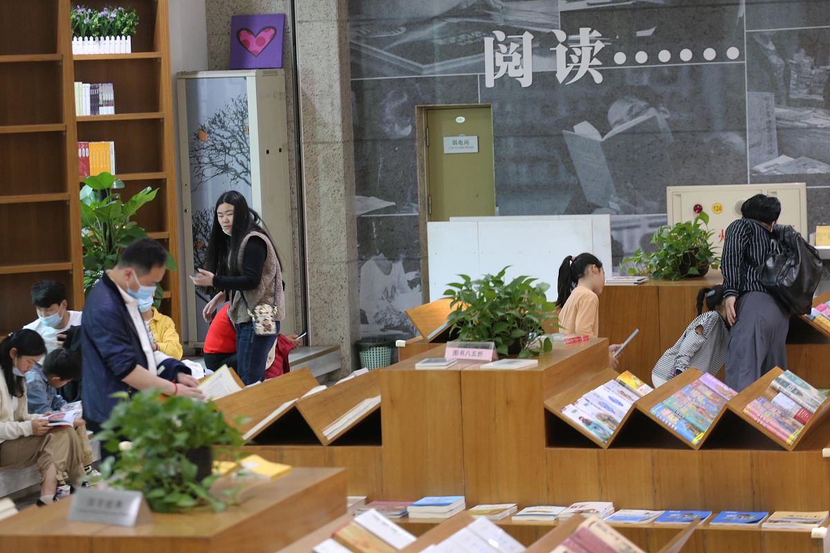 探寻书香：高一期末书店社会实践报告