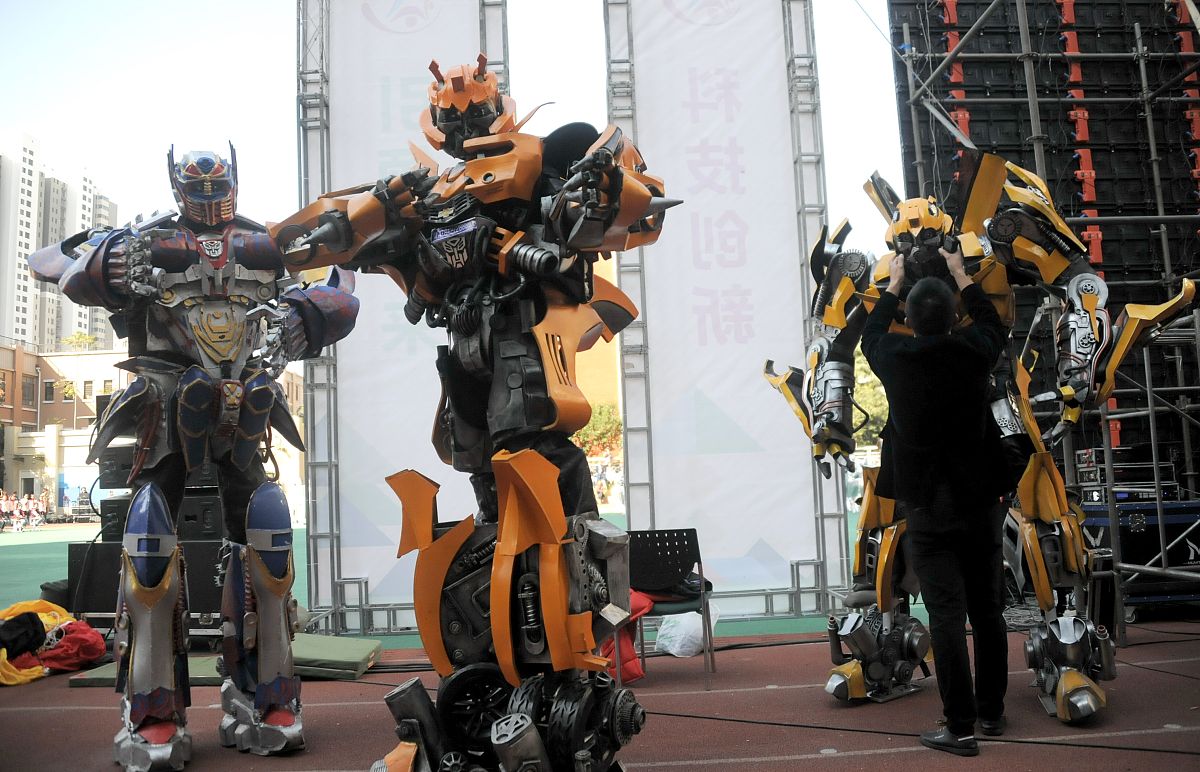 扩写：《变形金刚：超能勇士崛起》发布全员集结海报擎天柱、大黄蜂等角色全新造型重磅回归经典角色猩猩队长、黄豹勇士、犀牛勇士、飞箭勇士等首次登上大银幕。该片由小斯蒂芬・卡普尔执导安东尼・拉莫斯和多米尼克・菲什巴克主演皮特・戴维斯和杨紫琼分别为幻影和飞箭勇士配音。影片定档6月8日北美上映。