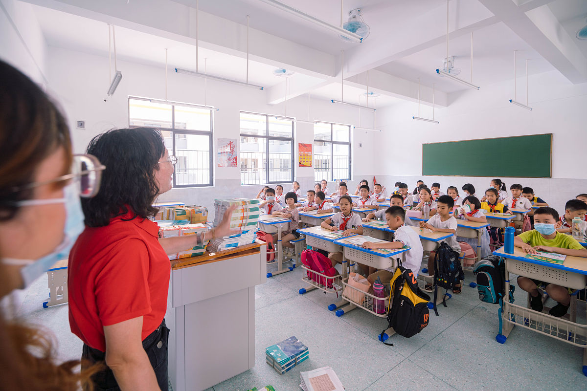 云南初中生卫校学习：文化多样性影响与挑战