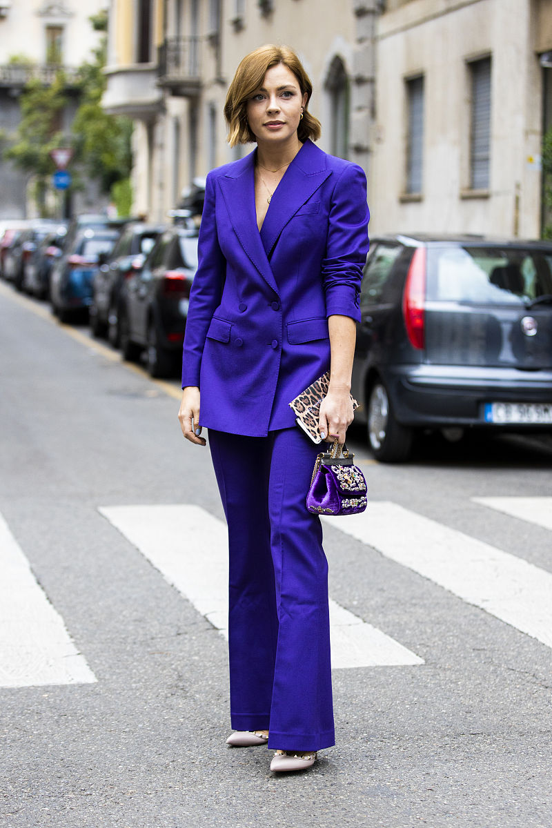 衣服蓝色 裤子紫色 服装介绍相对应的设计理念帮我用230字详细描述