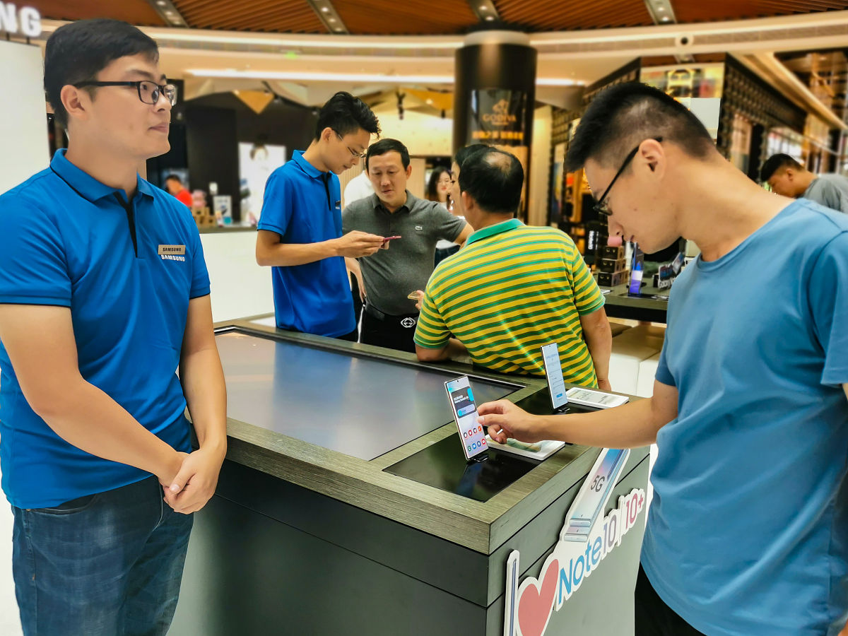 2019年9月12日,上海,三星note10+ 5g国行版本当天起开卖,售价为7999元