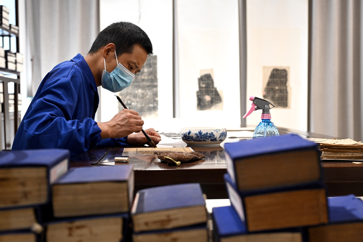 药剂或者中医药学中蕴含的工匠精神以具体的人物举例写一篇语言优美的作文