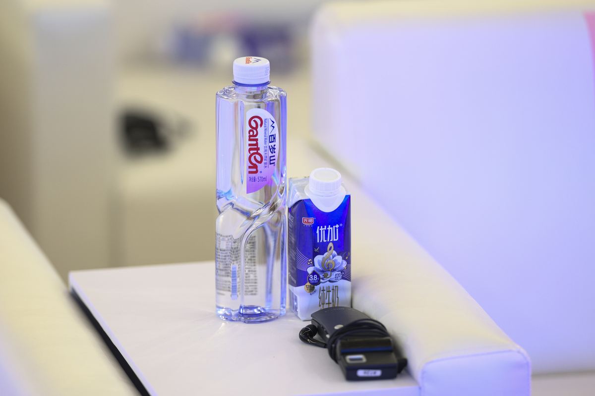 家人们吃货的世界谁懂啊今天点了一些烧烤看着就好诱人吃肉当然要搭配沁爽解腻的纯水乐苏打气泡水吃喝无负担打开气泡强劲满满的气泡看着好带感非常适合夏天喝请根据以上内容出一个意思相近的文案120字左右