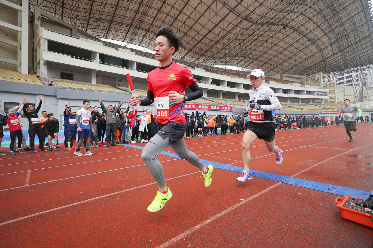 燃爆全场！接力比赛运动会加油稿，见证团队力量与个人荣耀