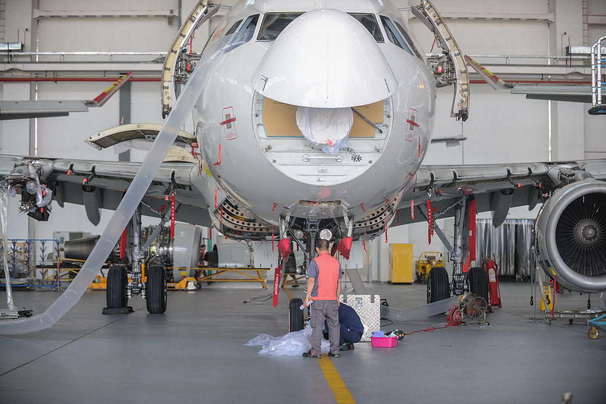 请从自动化和智能化的趋势方面论述分析飞机发动机维修技术的发展趋势写成一段话格式不少于500字。
