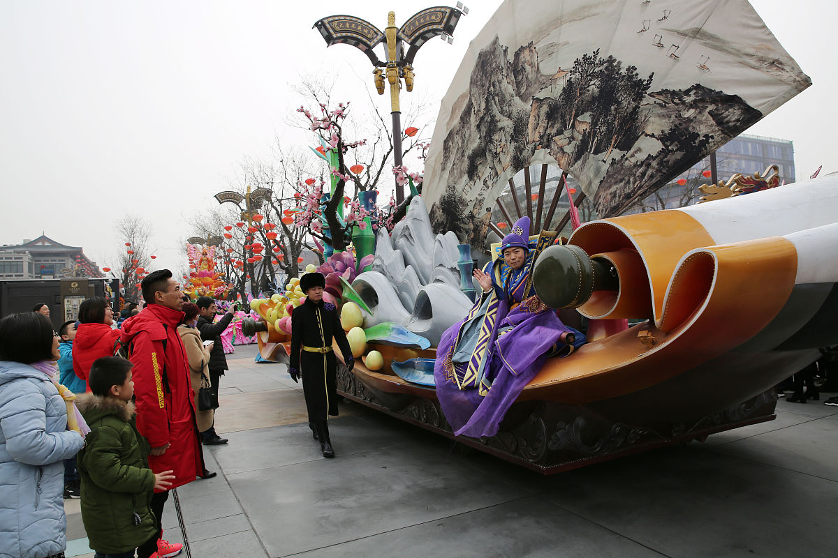 2019年2月14日,西安,巨大的中国折扇,文人墨客展现出大唐诗圣诗仙的风