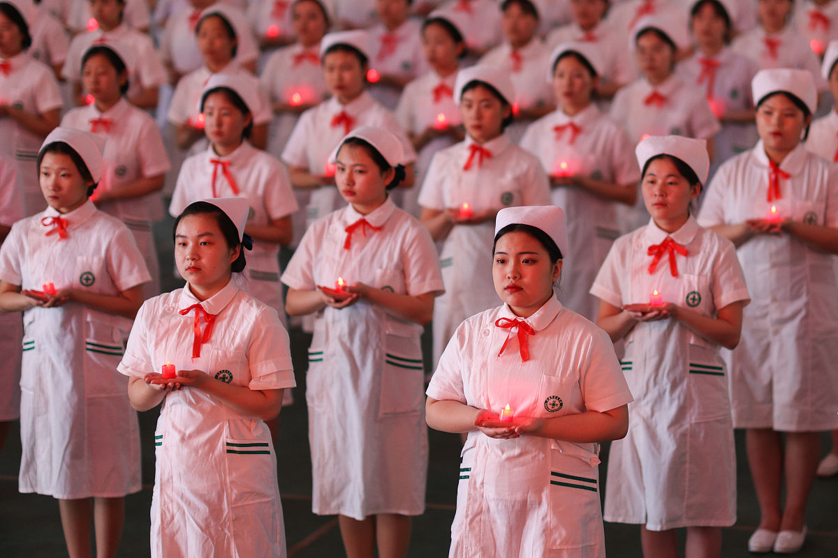 成都卫生学校高级护理专业就业方向：医院、养老院、家庭护理等