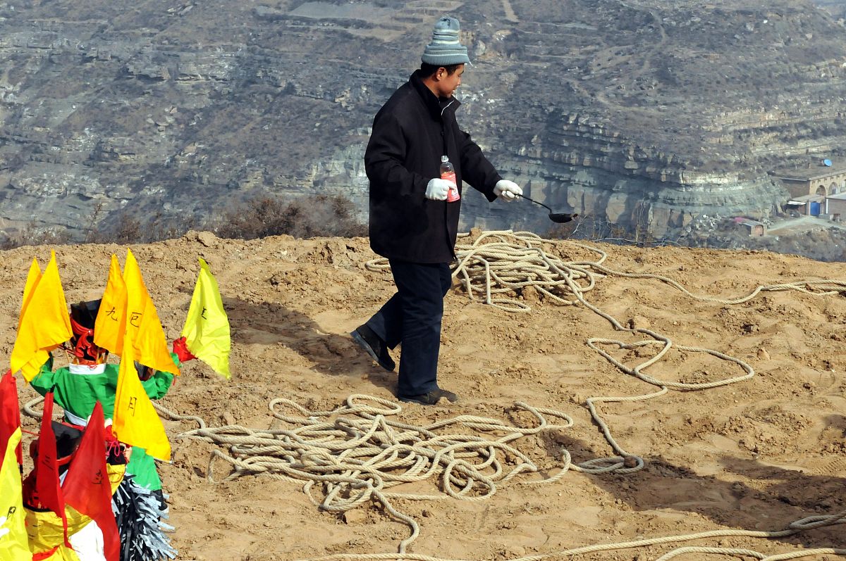 2012年1月31日,陕西省榆林市佳县谭家营村,年俗"放赦"现场,围绕绳索熏