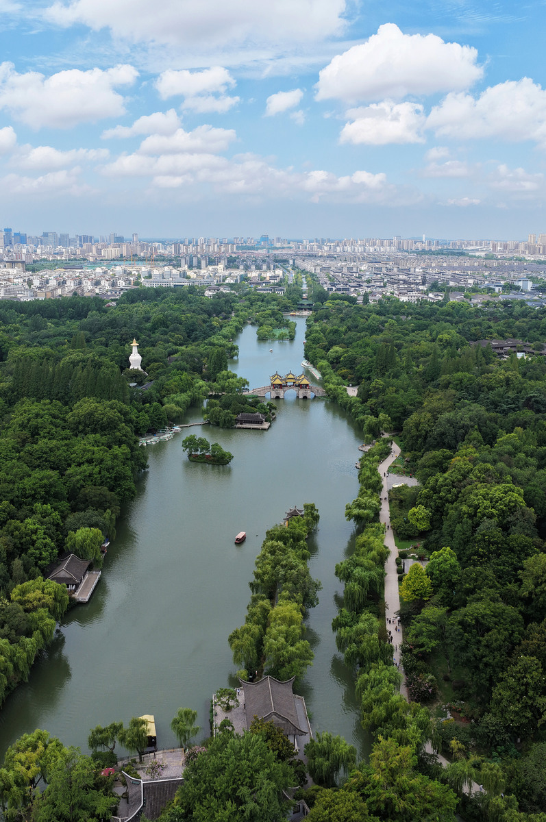 假设你是晨光中学的李晶我是为外国友人提供生活信息的。某英文网站新增了《最美中华栏目请你给该栏目投稿介绍杭州。内容包括	1该地方的基本情况	2该地方的特色注意1字数1002可适当加入细节使内容充实、行文连贯。