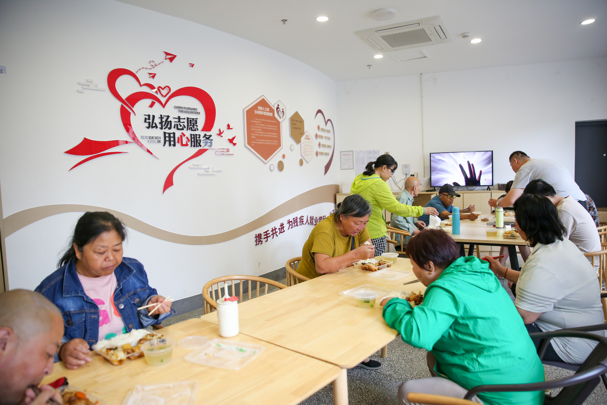 帮我写一份社工站经验交流分享的PPT需要包含的内容