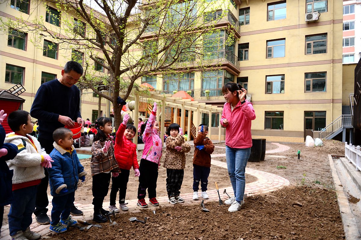 临沭县青云镇中心完小 学校年度工作计划 家庭教育一、工作目标：1进一步加强家校合作促进家庭教育与学校教育的有机结合共同推动孩子的全面发展。2提高家长对家庭教育的认识和重视程度培养家长的家庭教育能力促进家庭教育的有效实施。二、工作内容：1开展家长讲座。邀请专家学者对家庭教育的重要性、家庭教育的方法、家长应该如何与孩子沟通等方面进行讲解提高家长对家庭教育的认识和重视程度。2开展家庭教育指导活动。建立家