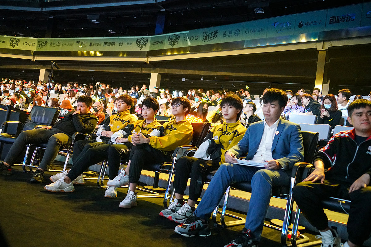 图片故事:峡谷里的荣耀与忧伤 电竞战队qghappy的一天2020年10月25日,