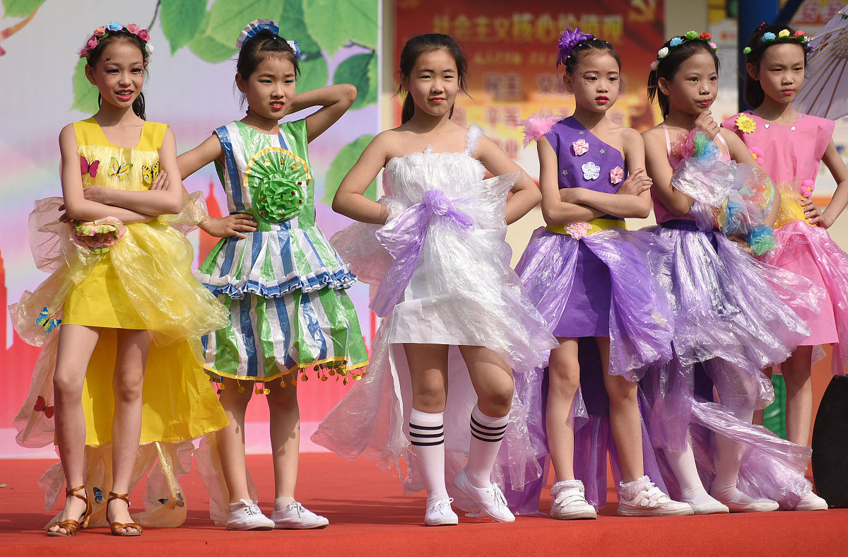 学校举办了丰富多彩的艺术节比赛小宝自感技不如人怕给班级丢脸而不愿参赛在老师和同学的一再鼓励下报名参加通过努力获得了艺术之星称号。小宝最初不愿参赛的原因在于 ①缺乏兴趣和情趣②自信心不足③懂得知耻与自尊④未能正确与老师交往⑤缺乏好奇心⑥尊重同学放弃竞争分别说明选项②③正确的原因并逐项说明其他选项错误的原因