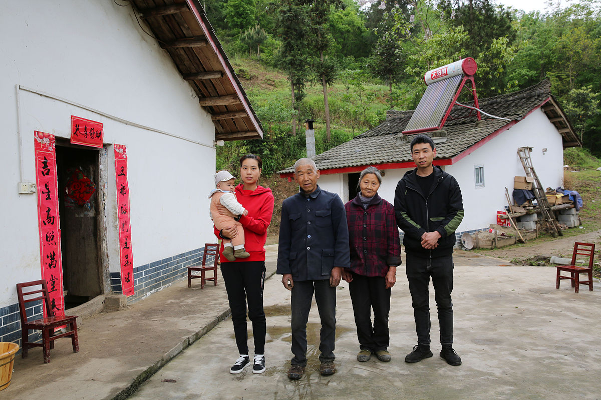 进行以乡村振兴进行时为主题的乡村振兴社会实践选择佘村作为考察地点佘村在上世纪八九十年代佘村依靠卖矿石、开水泥厂等产业而过的相对富裕但后来因环保政策关停一度落寞成为经济薄弱村。几年之前这里还随处可见泥泞的土路年久失修的房屋满目疮痍的历史遗迹也没有得到更好的修缮和保护直到2016年佘村开始了美丽乡村建设先后投入各类资金23亿元传统村落的魅力逐渐彰显。请说明选择原因详细说明字数不少于200字