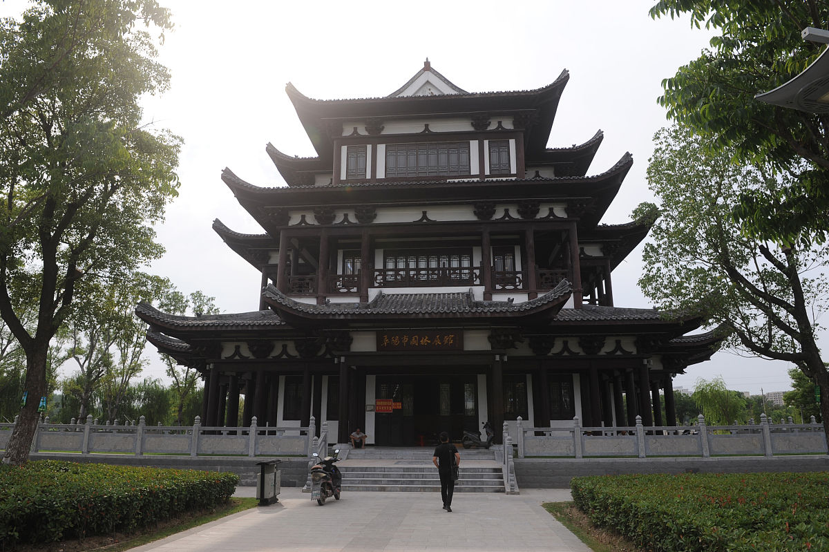 2019年7月3日,安徽阜阳,正在升级改造中的园林展馆外景.
