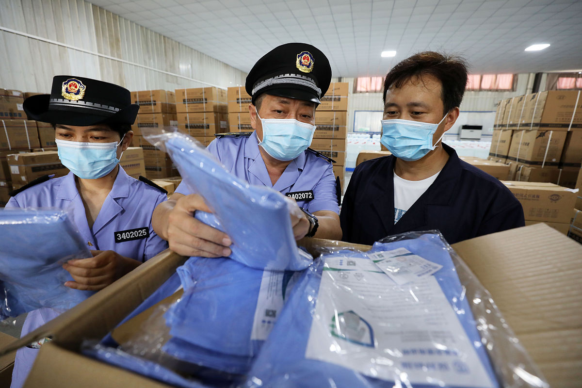什么检查还要求员工躲起来啊？公司为什么要这么做啊？
我们公司做医疗耗材的。突然有个检查。要检查一周。要求我们一部分的员工躲起来办公。说没有填我们的名字。但是我们都交了五险一金。什么检查还要求员工躲起来啊？公司为什么要这么做啊？