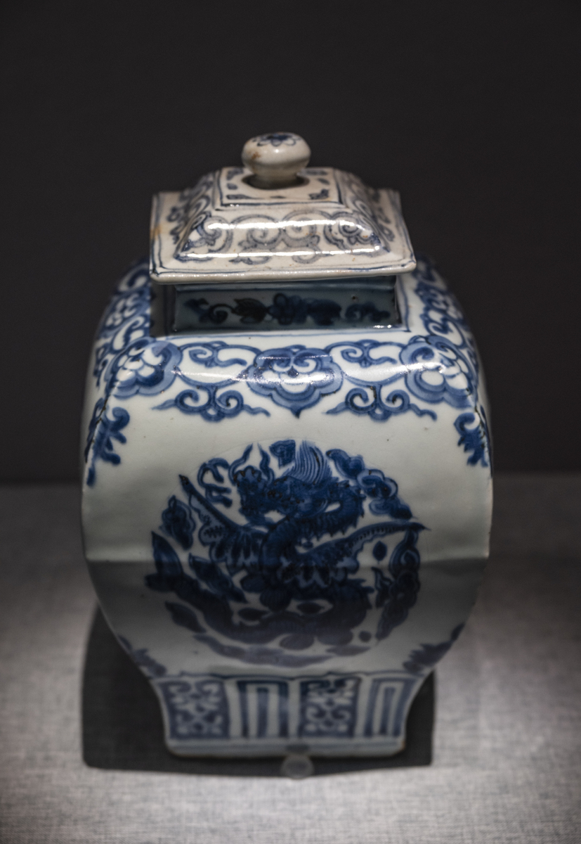 详细介绍下嘉靖款青花缠枝莲纹缸包括历史人物售价收藏馆代表作以及对福建的意义