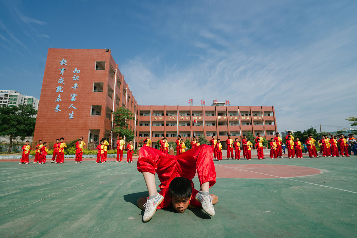 2015年11月03日,广东省惠州市,在仲恺高新区华阳学校,孩子们在课间练