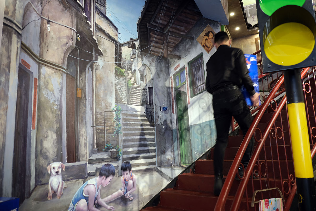 2019年4月11日,沈阳,用3d墙绘还原沈阳70,80年代的生活场景主题饭店.