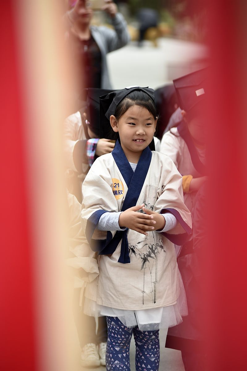 小学生“道士头”走红！老师：身心健康比什么都重要，网友：解压就服小学生！