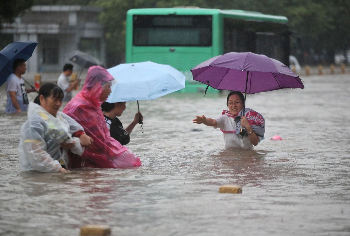 一场雨降临可能会带来洪灾祸害人间；也可能滋润大地驱走闷热的天气抚慰浮躁的心。雨过天晴后可能是骄阳似火令人焦躁；有可能是阳光灿烂令人心情舒畅根据上述材料的理解和感悟写一篇文章