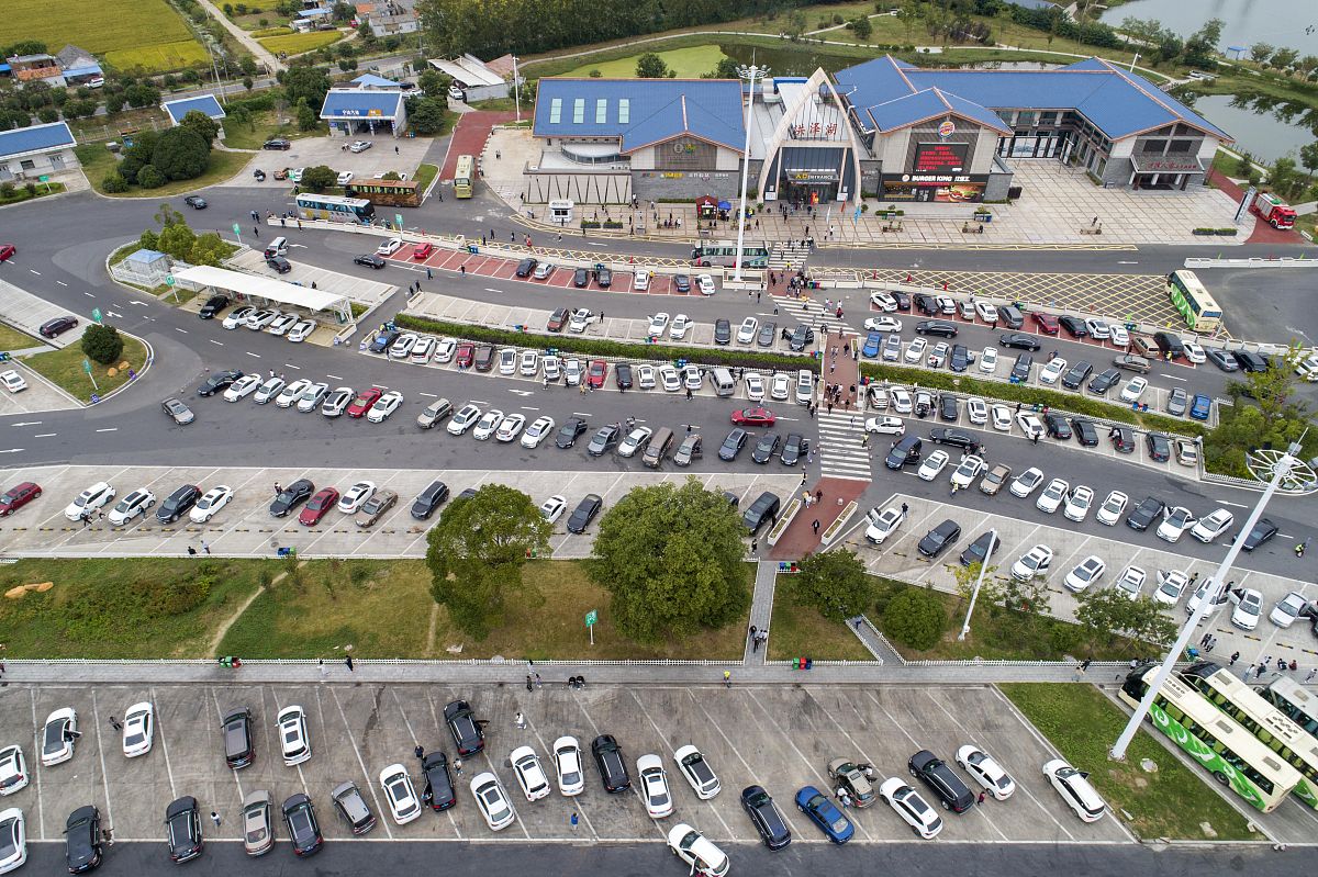 村落交通便捷，停车无忧：畅通无阻，想去哪都能去！