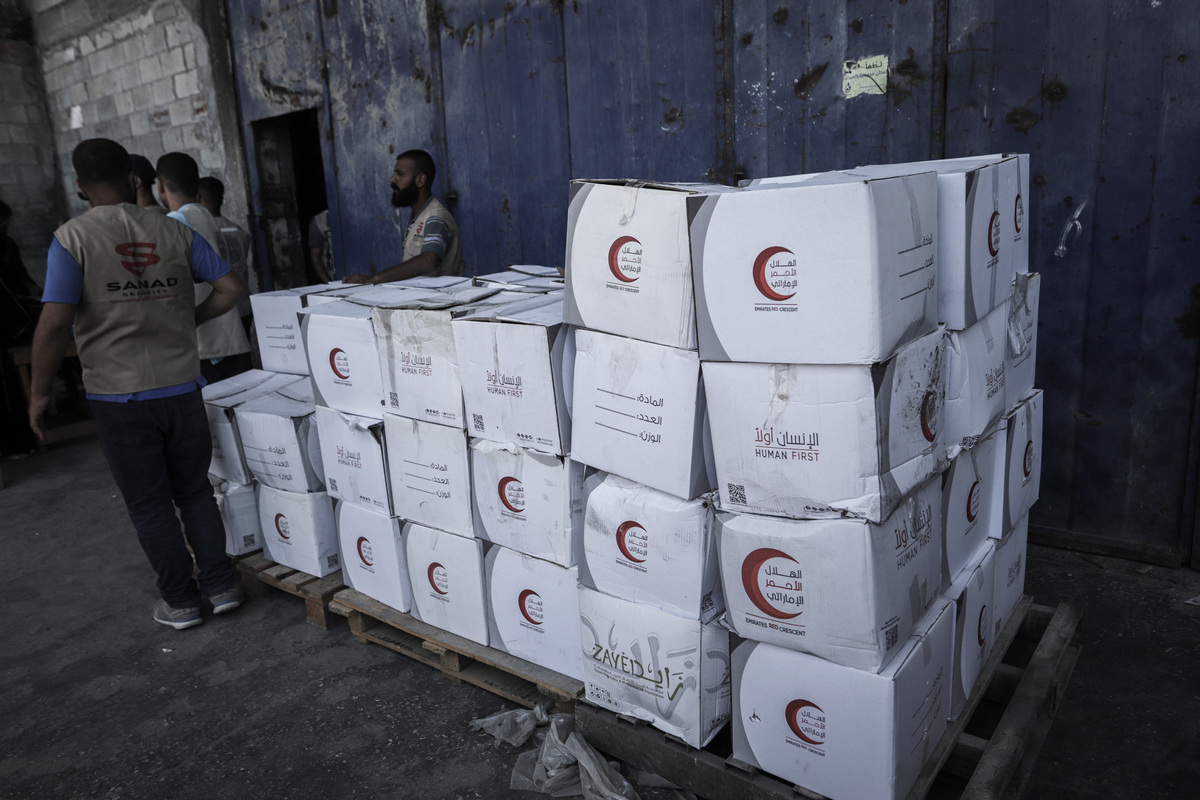 对下面的话进行改写保证意思不变天有不测风云人有旦夕祸福防灾应急食品你可能感觉平时吃不到但关键是时候它是真能保命啊。天灾人祸难预料应急储备不可少压缩干粮你可能感觉平时吃不到但关键的时刻它是真能保命呀这一箱就有整整的八斤啊里面有整整20包这样的压缩干粮防水防虫防潮防护做的是非常板正而且她里面添加了多种的维生素和矿物质啊 非常的有营养吃起来是淡淡的麦香淡淡的奶香真的是挺好吃的啊来自4003工厂63年的共