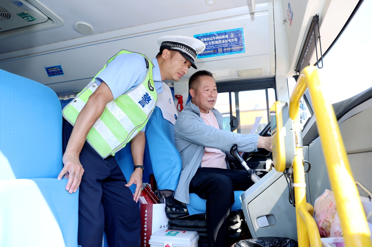 公交司机突发晕厥，乘客合力救人！珍惜生命，关爱他人