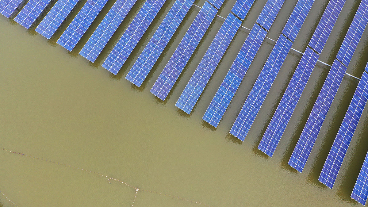 基于数值模拟与实验研究的网衣密实度对风渔融合养殖平台水动力性能的影响