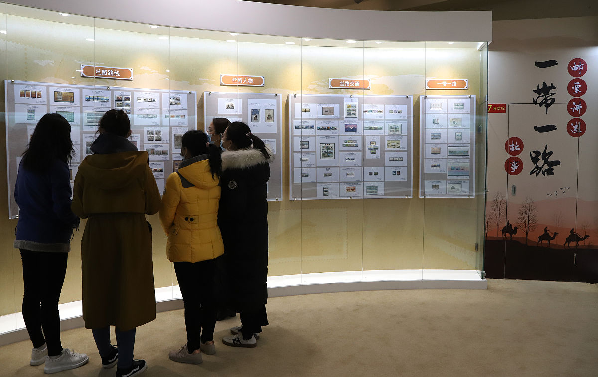 2020年11月27日,北京,观众在"邮票讲述'一带一路'故事"邮展现场参观.