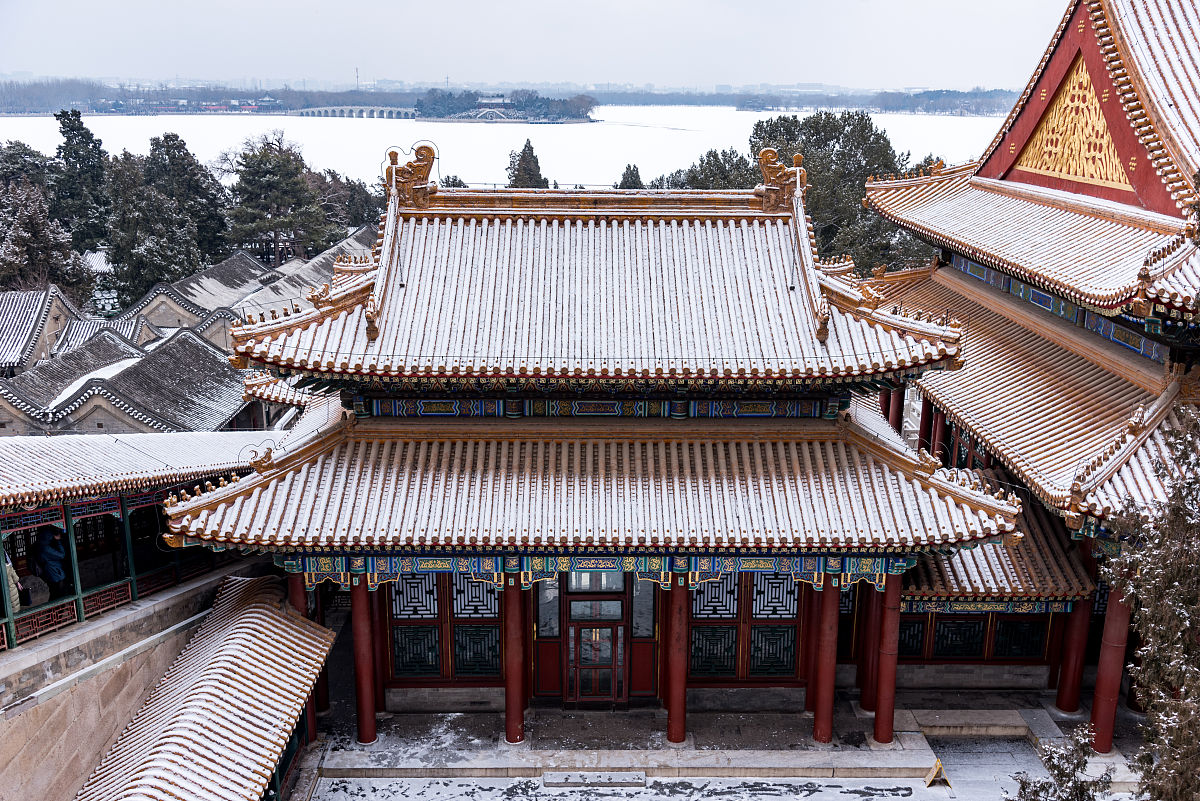 2019年2月14日,北京,纷纷扬扬的白雪覆盖着颐和园,尽显皇家园林魅力.