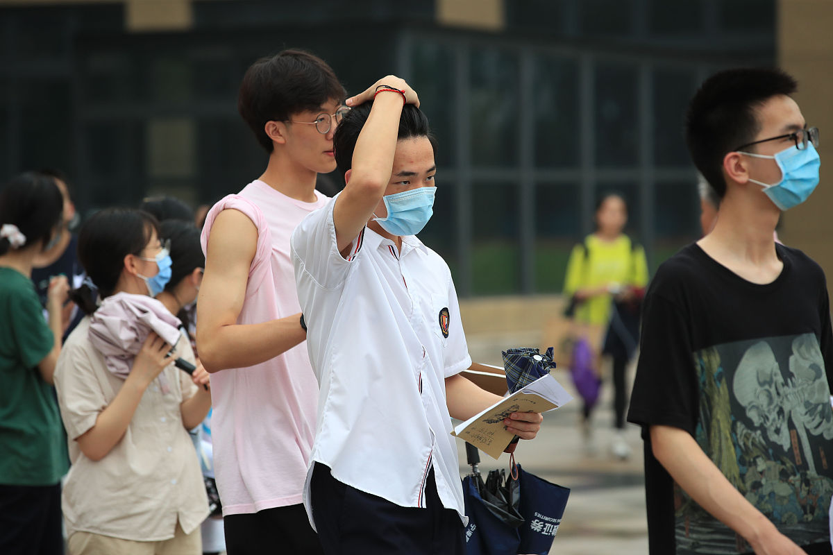 2020年7月6日,宁波李惠利中学,考生看完考场后离开校园.