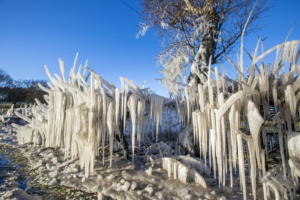 当地时间2018年1月8日,受风暴"埃莉诺"影响,英国多地大雪降温,气温达