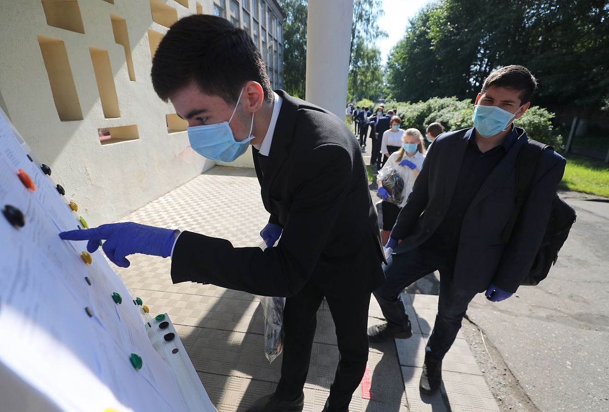 当地时间2020年7月3日,俄罗斯伊万诺沃,考生有序参加俄罗斯国家统一考